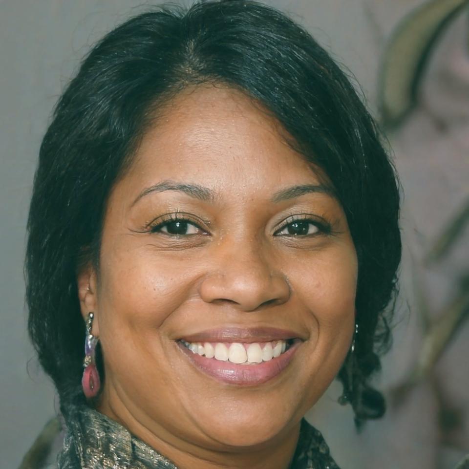 Eloise Theron economic analyst